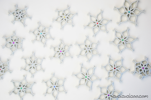 http://www.cucicucicoo.com/2018/12/no-sew-felt-snowflake-ornaments/